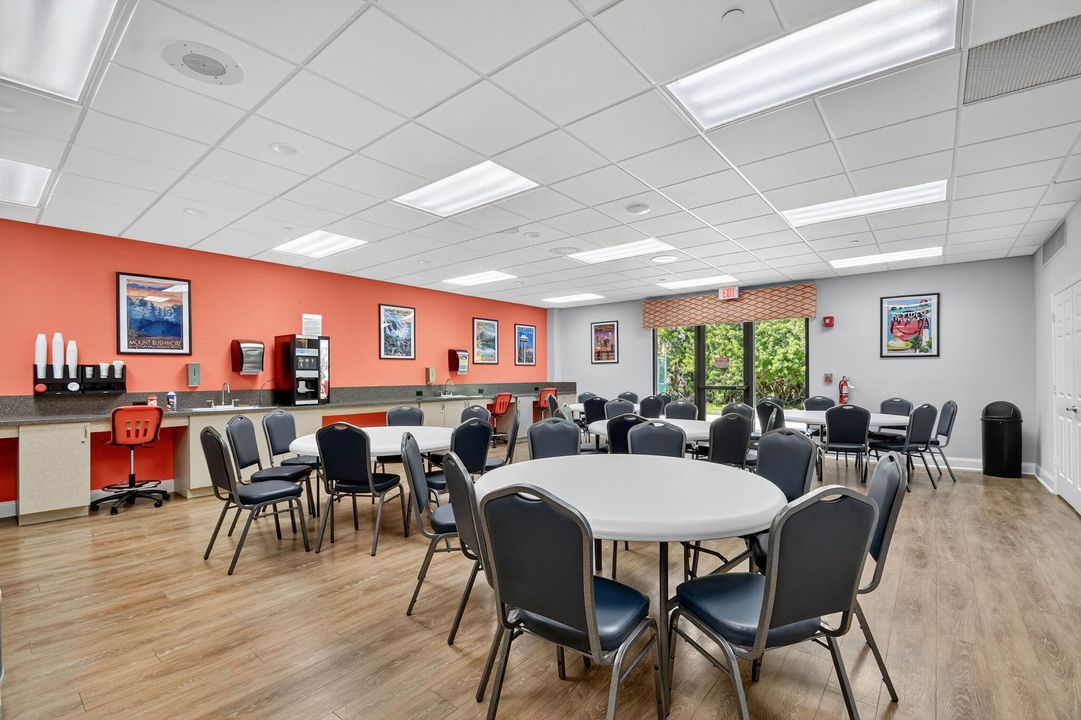 For Sale: $285,000 (2 beds, 2 baths, 1220 Square Feet)