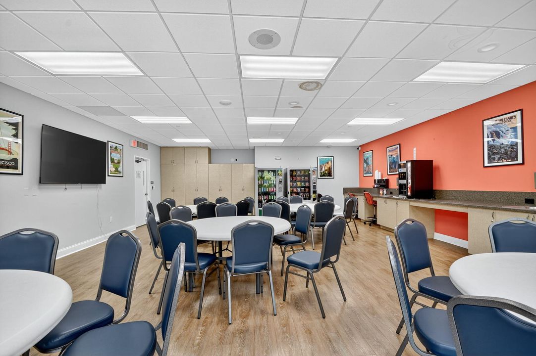 For Sale: $285,000 (2 beds, 2 baths, 1220 Square Feet)