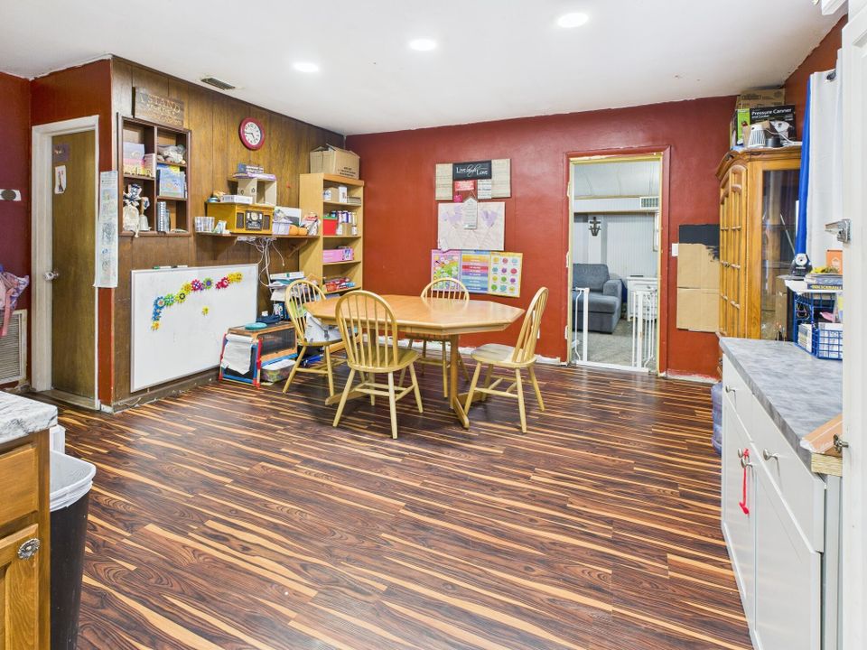 На продажу: $257,000 (5 спален, 3 ванн, 1816 Квадратных фут)