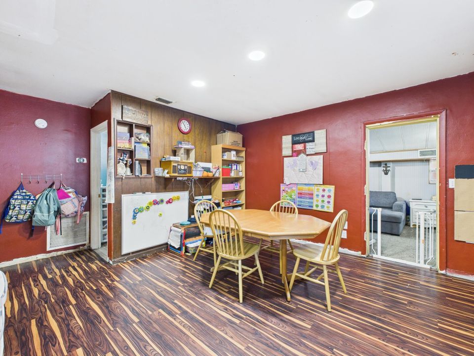 На продажу: $257,000 (5 спален, 3 ванн, 1816 Квадратных фут)