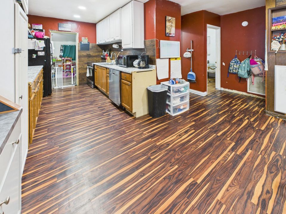 На продажу: $257,000 (5 спален, 3 ванн, 1816 Квадратных фут)