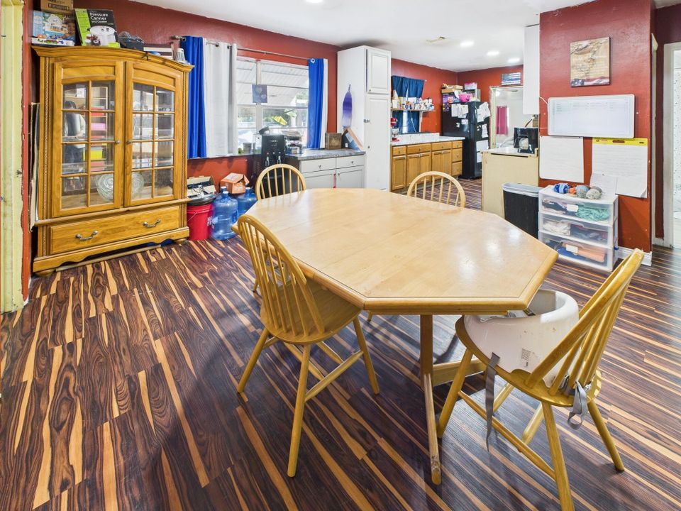 На продажу: $257,000 (5 спален, 3 ванн, 1816 Квадратных фут)