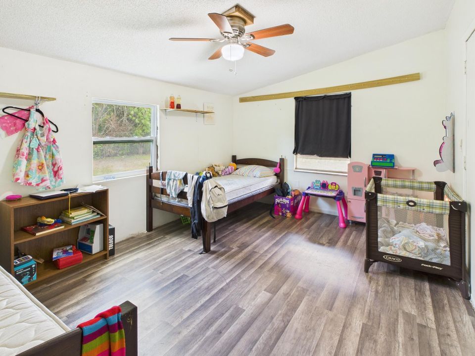 На продажу: $257,000 (5 спален, 3 ванн, 1816 Квадратных фут)