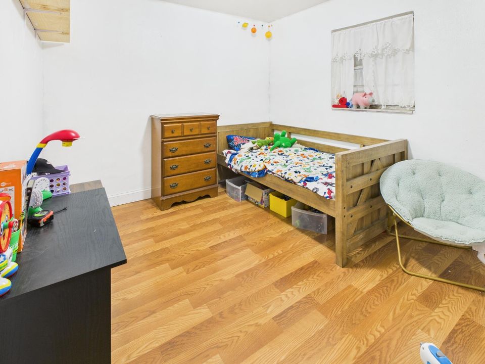 На продажу: $257,000 (5 спален, 3 ванн, 1816 Квадратных фут)