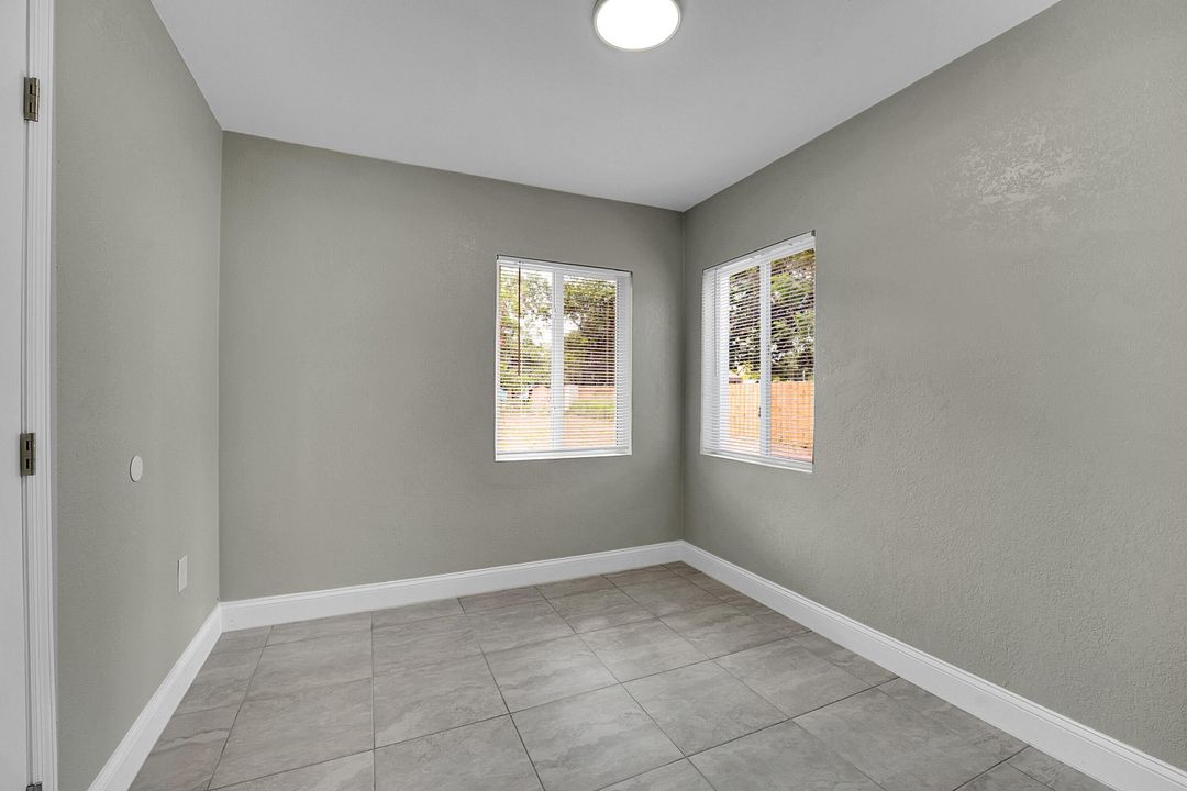 待售: $234,990 (3 贝兹, 1 浴室, 753 平方英尺)