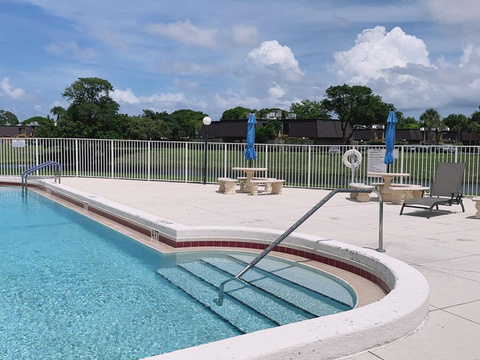 For Sale: $289,999 (2 beds, 2 baths, 1316 Square Feet)