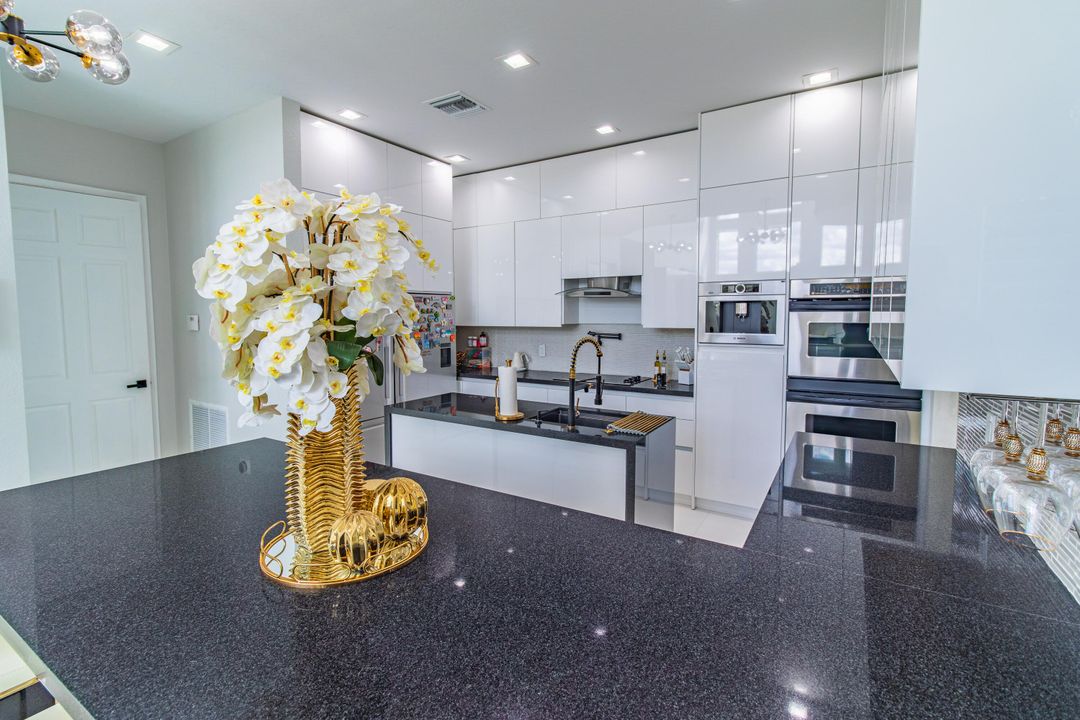 待售: $1,650,000 (5 贝兹, 4 浴室, 4460 平方英尺)