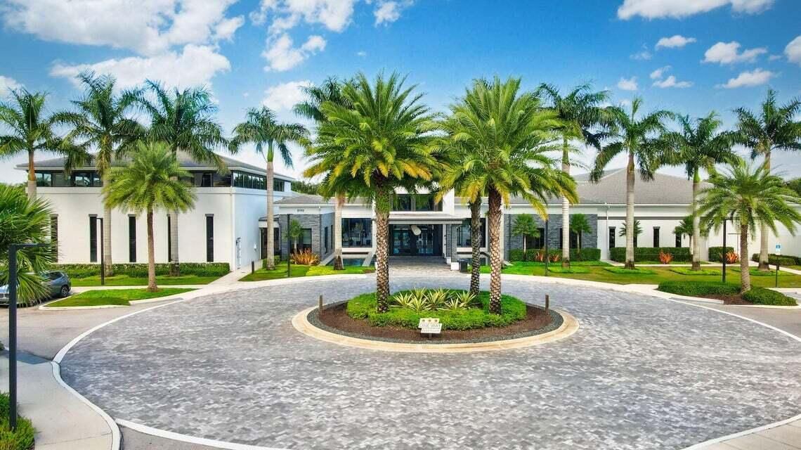 Activo con contrato: $2,250,000 (5 camas, 5 baños, 3687 Pies cuadrados)