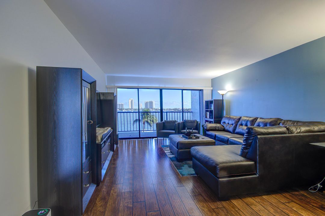 For Sale: $380,000 (2 beds, 2 baths, 1440 Square Feet)