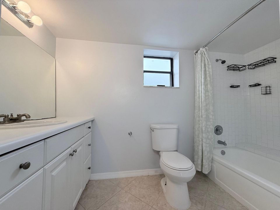 For Rent: $1,750 (1 beds, 1 baths, 775 Square Feet)