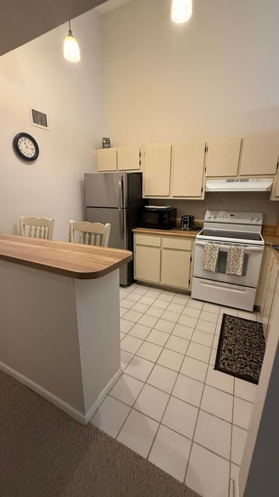 合同活跃: $2,500 (2 贝兹, 2 浴室, 980 平方英尺)