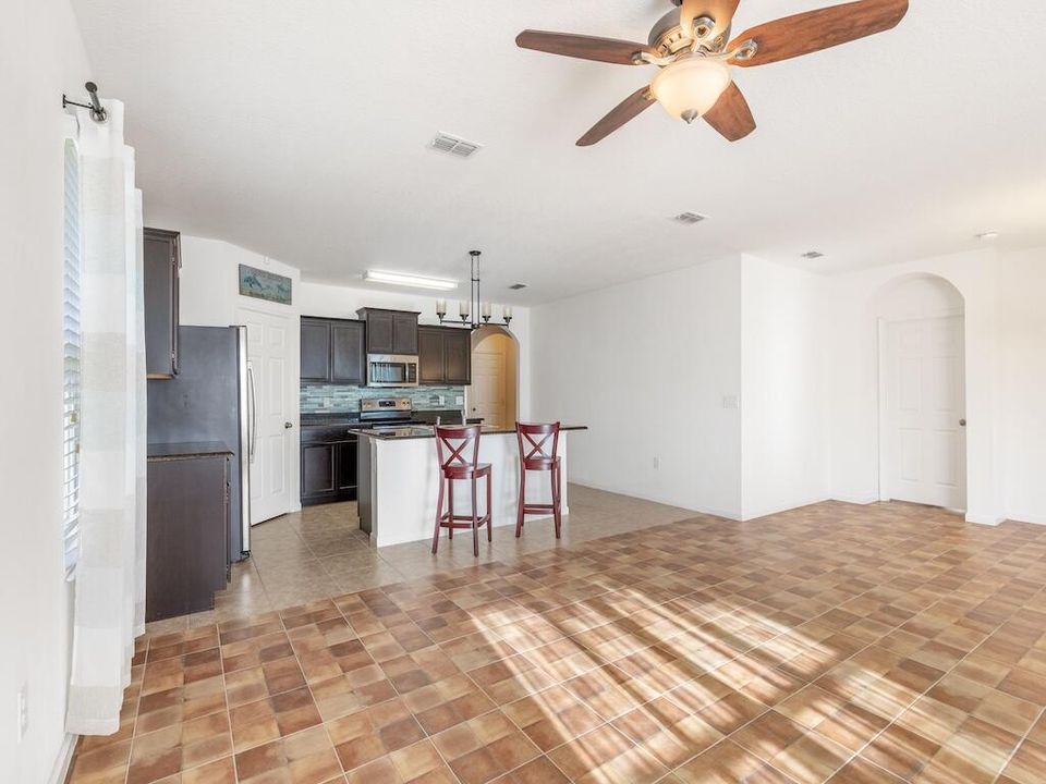 出租: $2,500 (4 贝兹, 2 浴室, 1934 平方英尺)