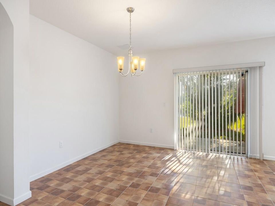 出租: $2,500 (4 贝兹, 2 浴室, 1934 平方英尺)