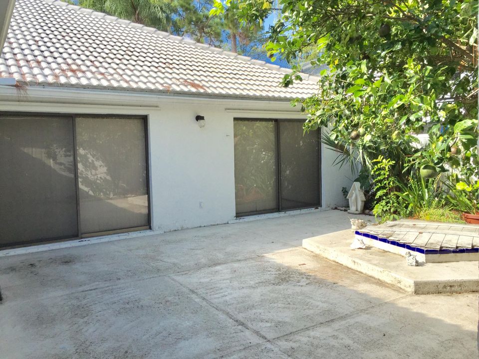 Active With Contract: $3,400 (2 beds, 2 baths, 1380 Square Feet)