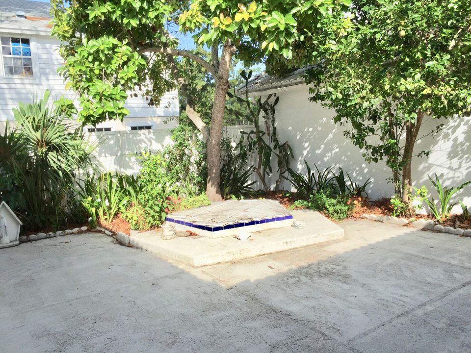 Active With Contract: $3,400 (2 beds, 2 baths, 1380 Square Feet)