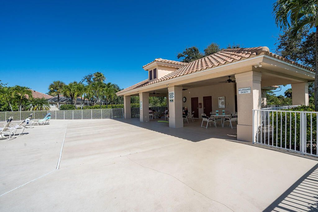 En Venta: $699,000 (3 camas, 2 baños, 2221 Pies cuadrados)