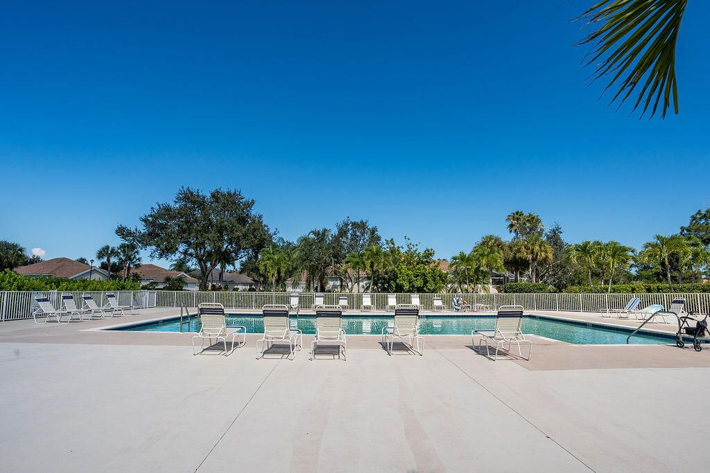 En Venta: $699,000 (3 camas, 2 baños, 2221 Pies cuadrados)