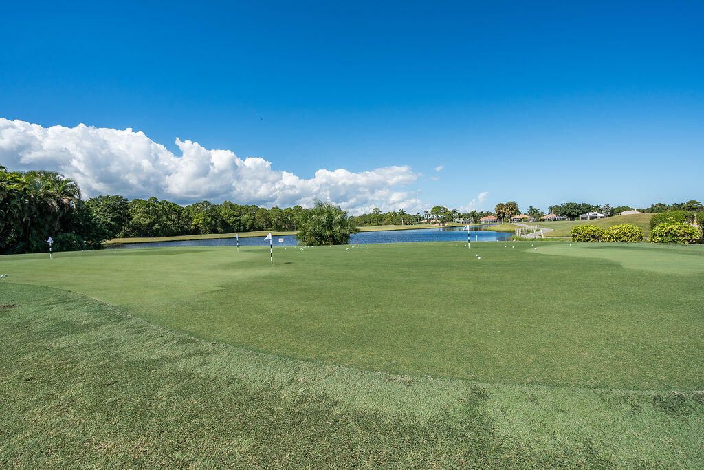 En Venta: $699,000 (3 camas, 2 baños, 2221 Pies cuadrados)