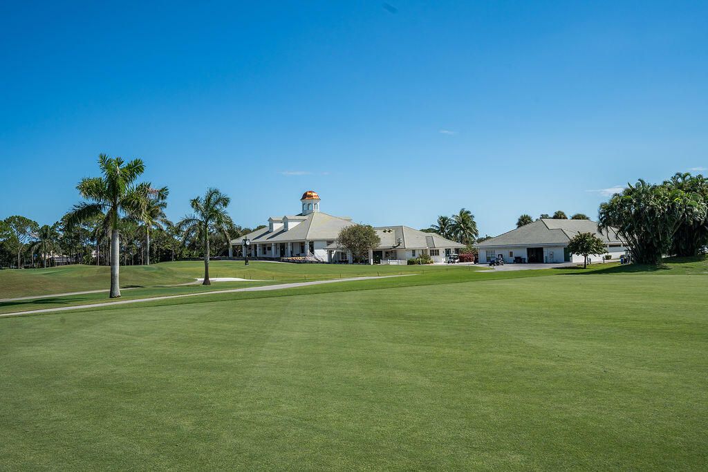 En Venta: $699,000 (3 camas, 2 baños, 2221 Pies cuadrados)