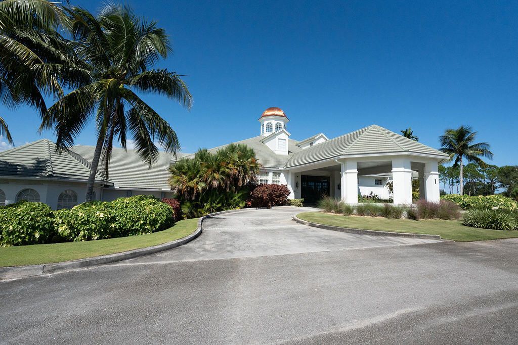 En Venta: $699,000 (3 camas, 2 baños, 2221 Pies cuadrados)