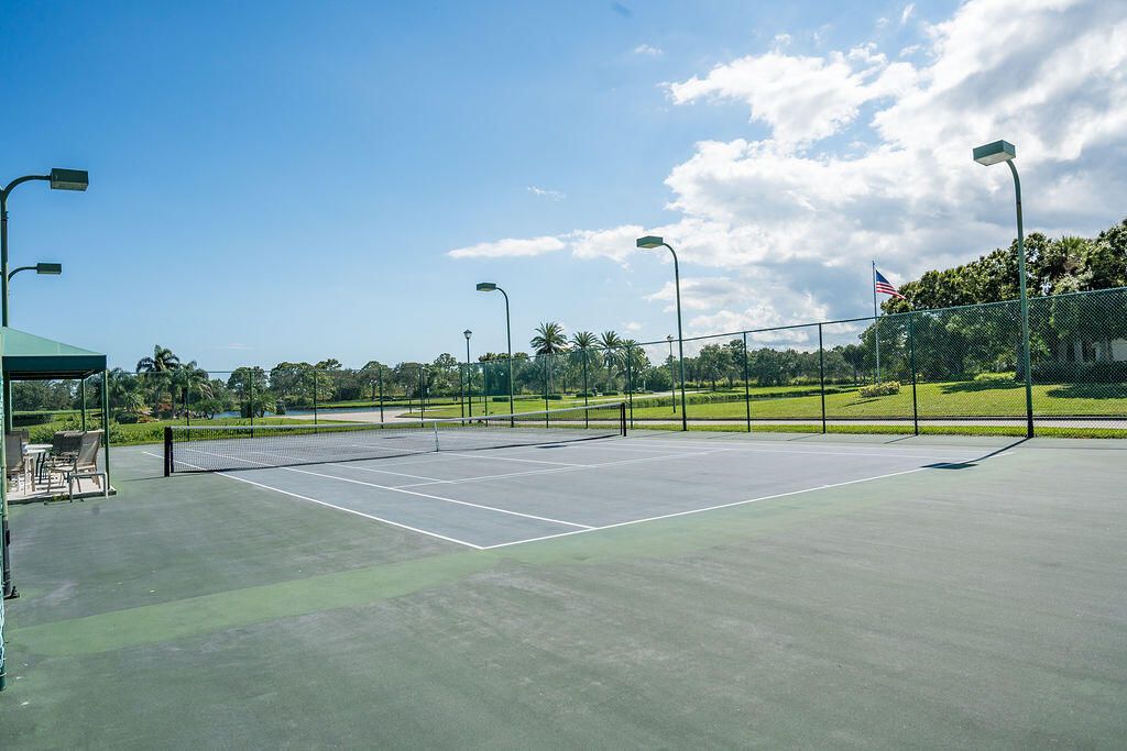 En Venta: $699,000 (3 camas, 2 baños, 2221 Pies cuadrados)