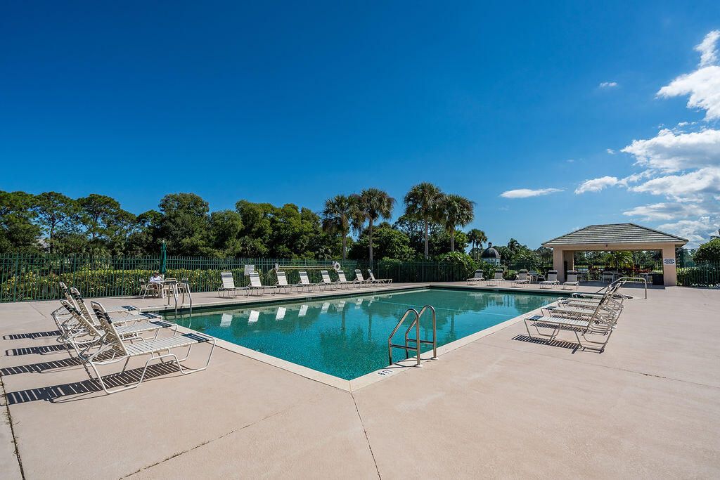 En Venta: $699,000 (3 camas, 2 baños, 2221 Pies cuadrados)