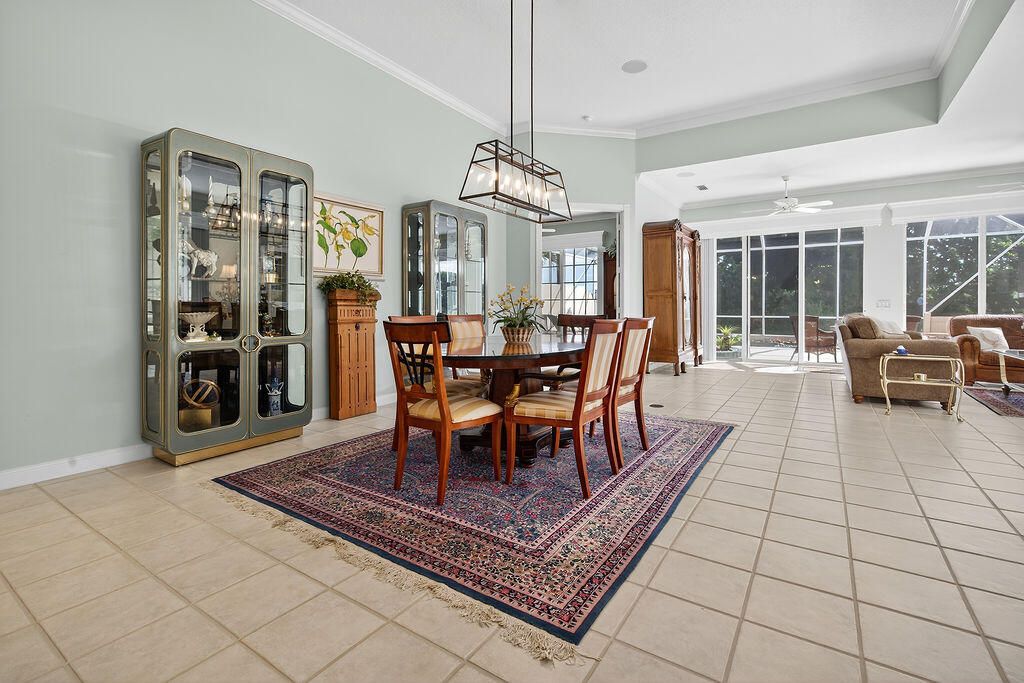 En Venta: $699,000 (3 camas, 2 baños, 2221 Pies cuadrados)