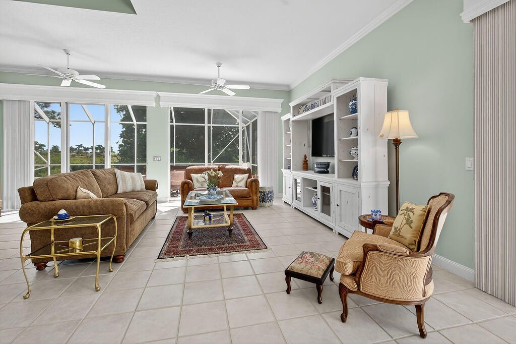 En Venta: $699,000 (3 camas, 2 baños, 2221 Pies cuadrados)