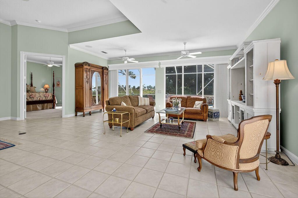 En Venta: $699,000 (3 camas, 2 baños, 2221 Pies cuadrados)