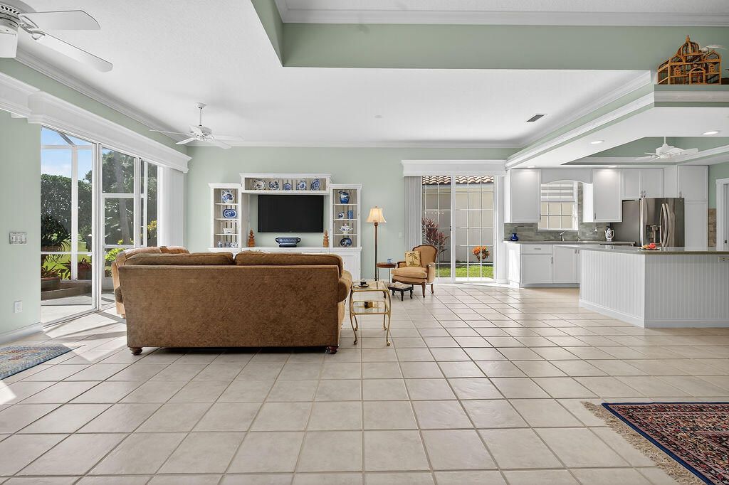 En Venta: $699,000 (3 camas, 2 baños, 2221 Pies cuadrados)