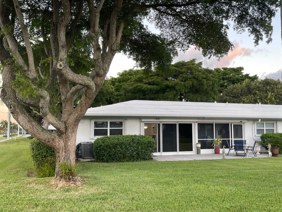 For Sale: $189,000 (2 beds, 2 baths, 969 Square Feet)