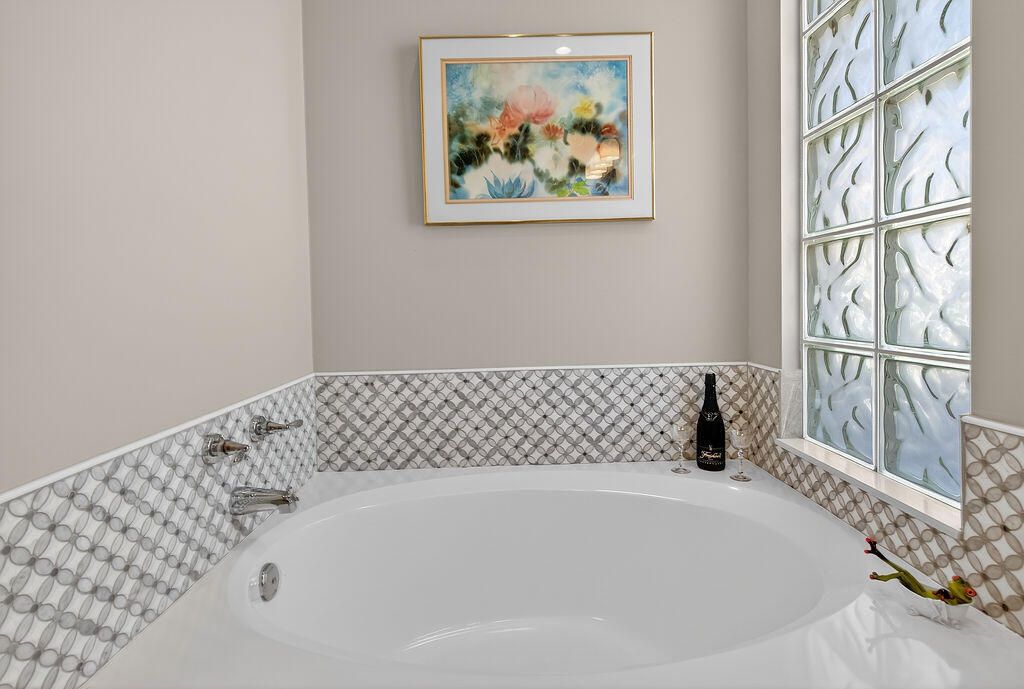 En Venta: $699,000 (3 camas, 2 baños, 2221 Pies cuadrados)