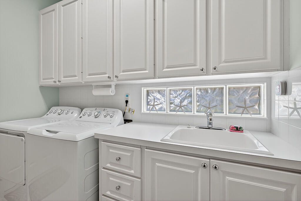 En Venta: $699,000 (3 camas, 2 baños, 2221 Pies cuadrados)