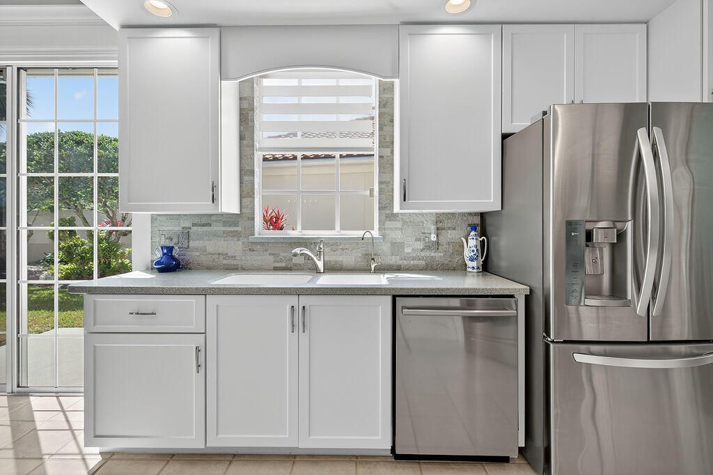 En Venta: $699,000 (3 camas, 2 baños, 2221 Pies cuadrados)