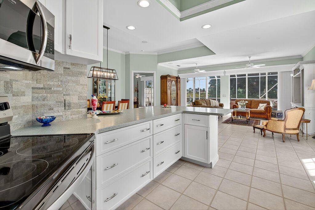 En Venta: $699,000 (3 camas, 2 baños, 2221 Pies cuadrados)