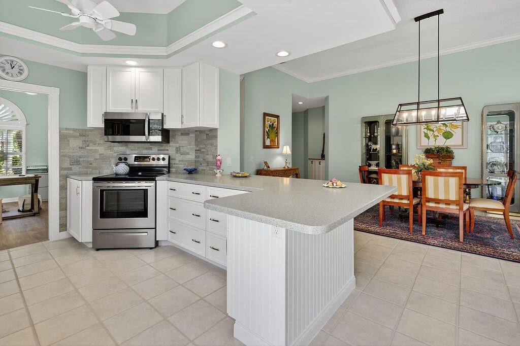 En Venta: $699,000 (3 camas, 2 baños, 2221 Pies cuadrados)