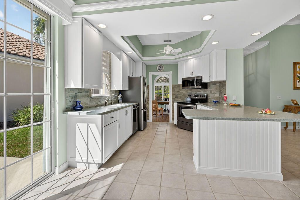 En Venta: $699,000 (3 camas, 2 baños, 2221 Pies cuadrados)