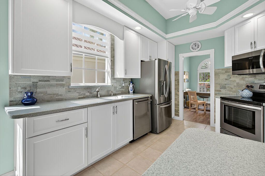 En Venta: $699,000 (3 camas, 2 baños, 2221 Pies cuadrados)