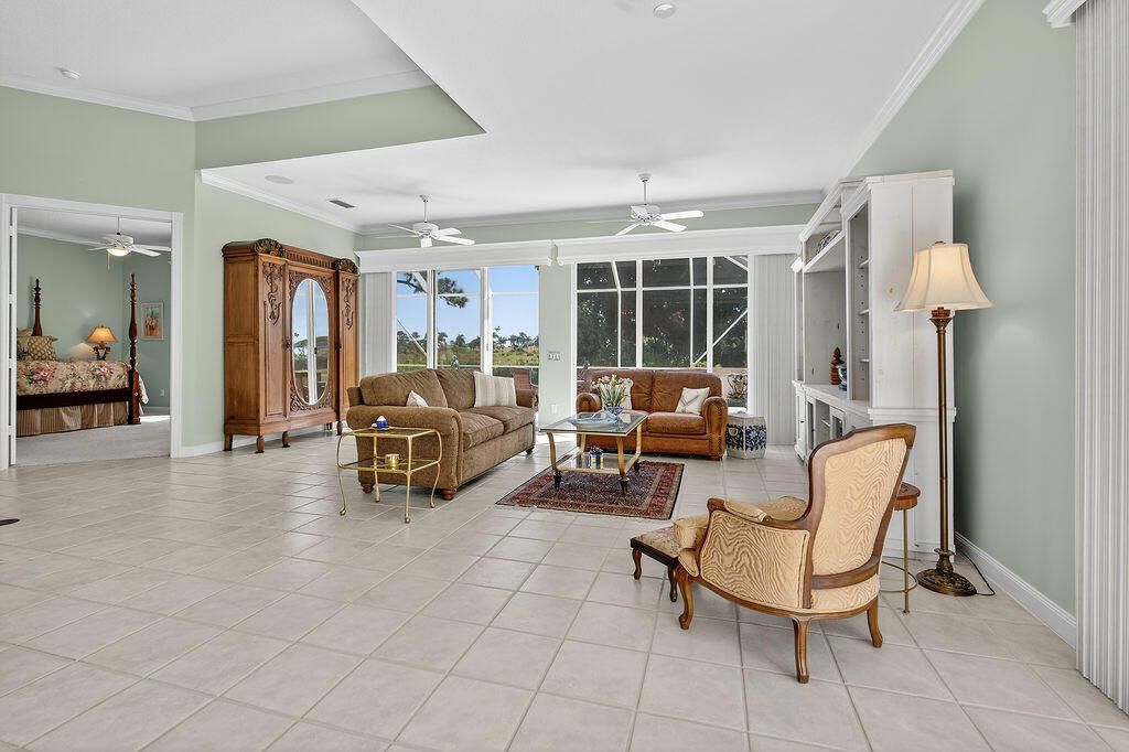 En Venta: $699,000 (3 camas, 2 baños, 2221 Pies cuadrados)