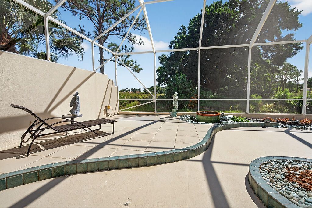 En Venta: $699,000 (3 camas, 2 baños, 2221 Pies cuadrados)