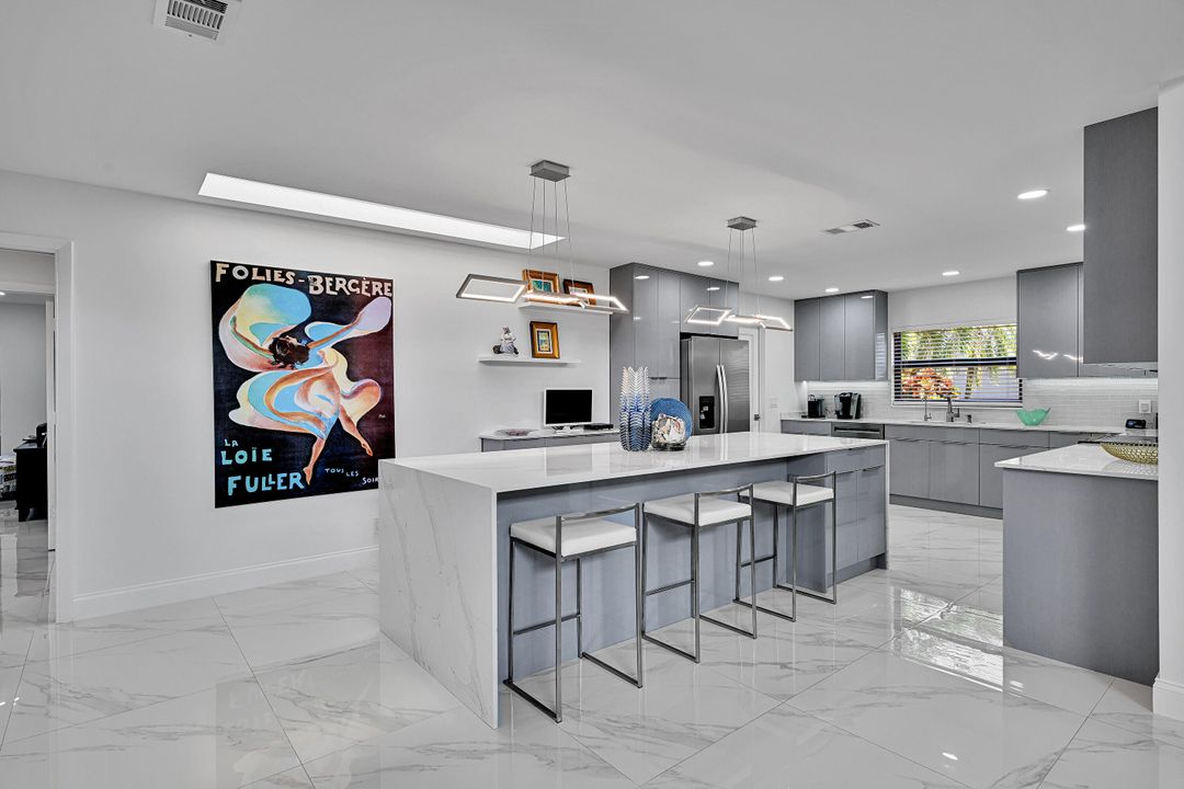 Recently Sold: $665,000 (3 beds, 2 baths, 2556 Square Feet)