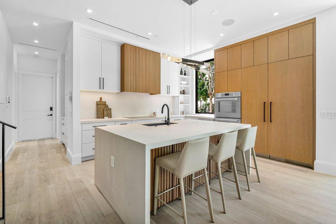 For Rent: $20,000 (4 beds, 1 baths, 3001 Square Feet)