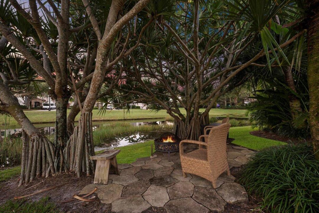 合同活跃: $1,450,000 (3 贝兹, 2 浴室, 2475 平方英尺)