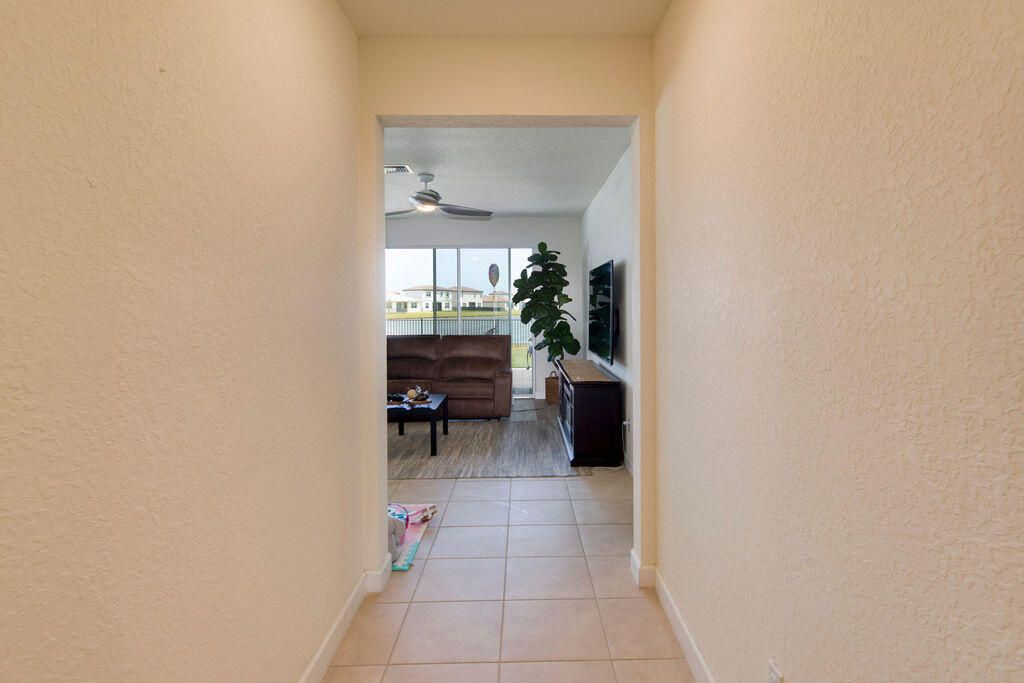 Activo con contrato: $2,600 (3 camas, 2 baños, 1649 Pies cuadrados)