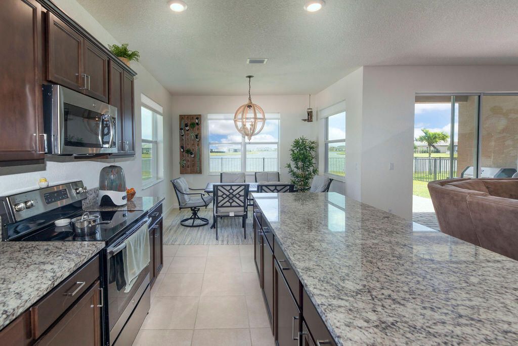 Activo con contrato: $2,600 (3 camas, 2 baños, 1649 Pies cuadrados)