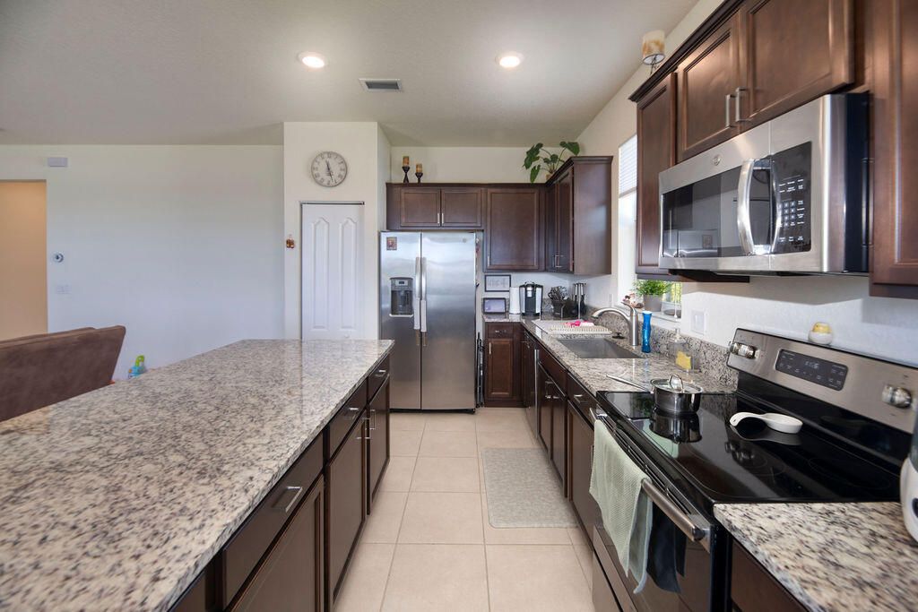 Activo con contrato: $2,600 (3 camas, 2 baños, 1649 Pies cuadrados)