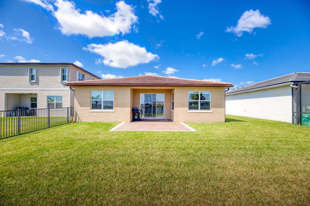 Activo con contrato: $2,600 (3 camas, 2 baños, 1649 Pies cuadrados)