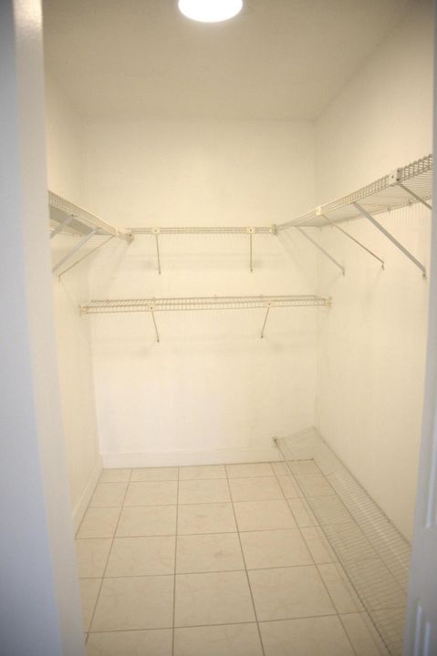 For Rent: $1,800 (2 beds, 2 baths, 888 Square Feet)