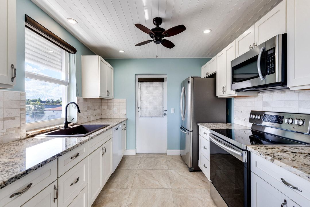 For Sale: $299,994 (2 beds, 2 baths, 1144 Square Feet)