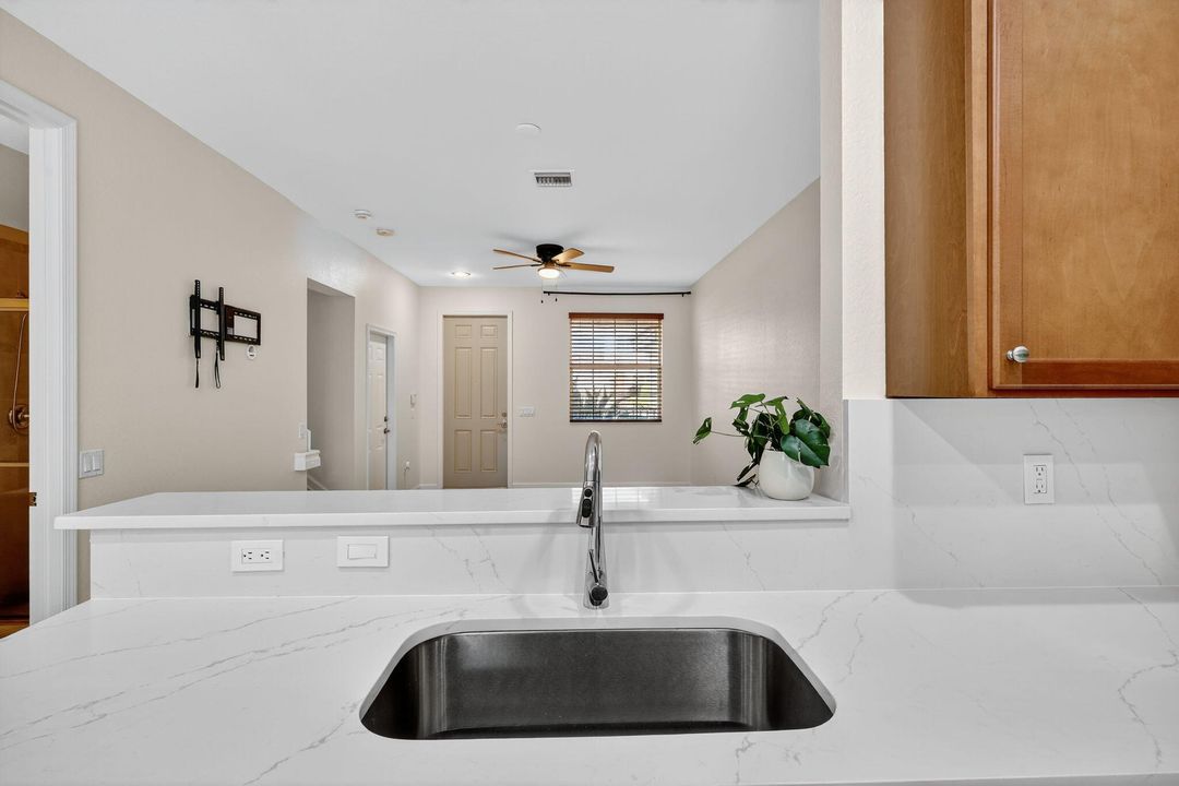 En Renta: $2,825 (3 camas, 3 baños, 1399 Pies cuadrados)